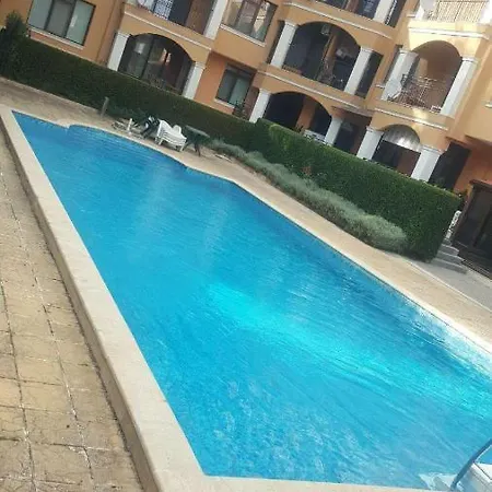 Luxury - King Size Bed. Pool. Free Parking. *