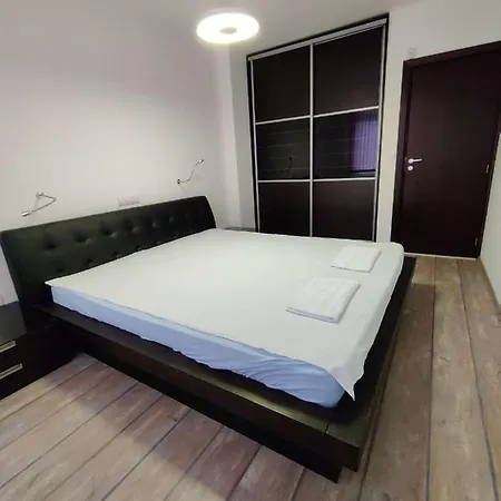 Luxury - King Size Bed. Pool. Free Parking. *