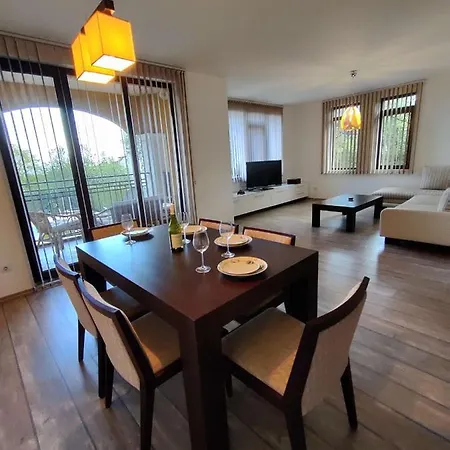 Apartment Luxury - King Size Bed. Pool. Free Parking. *