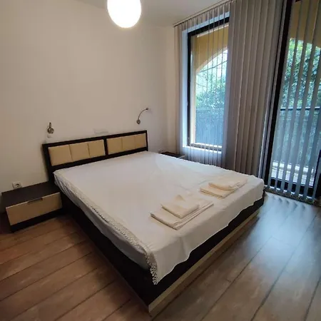 Luxury - King Size Bed. Pool. Free Parking. Apartment *