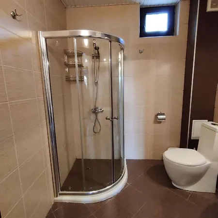 Luxury - King Size Bed. Pool. Free Parking.