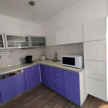 Apartment Luxury - King Size Bed. Pool. Free Parking.