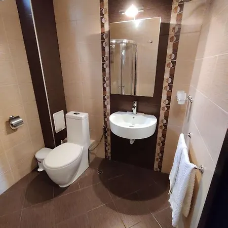 Apartment Luxury - King Size Bed. Pool. Free Parking. *