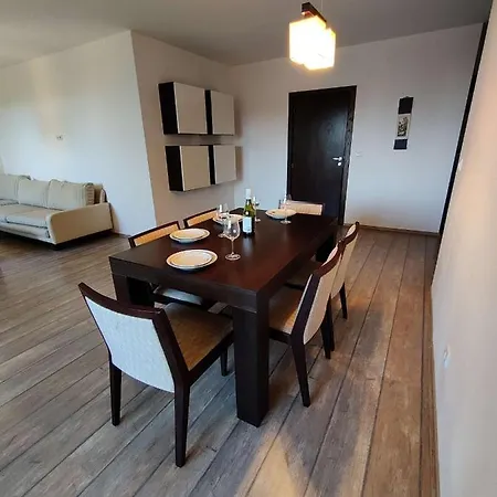 Luxury - King Size Bed. Pool. Free Parking. *