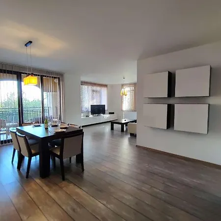 Appartement Luxury - King Size Bed. Pool. Free Parking. *