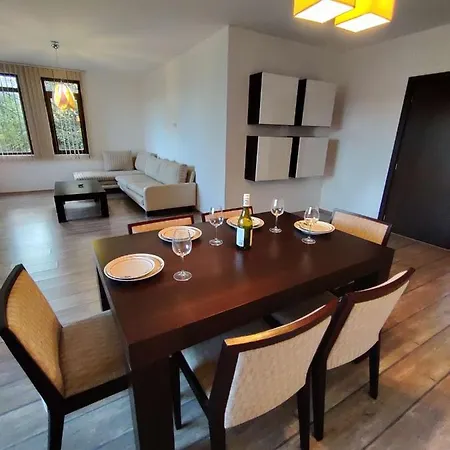 Appartement Luxury - King Size Bed. Pool. Free Parking. Varna